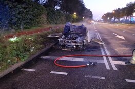 Auto vat vlam tijdens het rijden op Westtangent