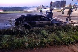 Auto vat vlam tijdens het rijden op Westtangent