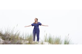 De storm is altijd groter dan het glas water