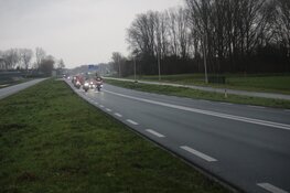 Honderd kerstmannen- en vrouwen op de motor voor Santa Máxima