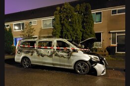Taxibus door brand verwoest aan Sparrenlaan in Heerhugowaard