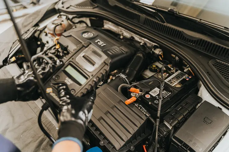 Autoklimaat in Nederland: hoe beïnvloeden weersomstandigheden de levensduur van de accu?