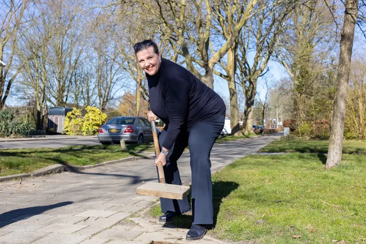 Dijk en Waard wipt weer tegels voor meer groen: "Gratis tuinplant voor elke m2 tegels"