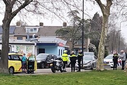 Auto ramt lantaarnpaal aan Erasmuslaan in Heerhugowaard