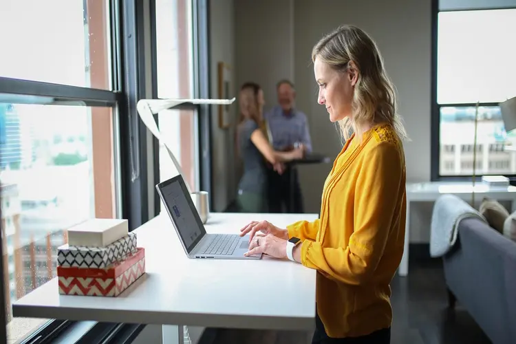 Haal alles uit je werkdag met een zit-sta bureau