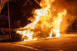 Auto gaat volledig in vlammen op, op parkeerplaats in Heerhugowaard