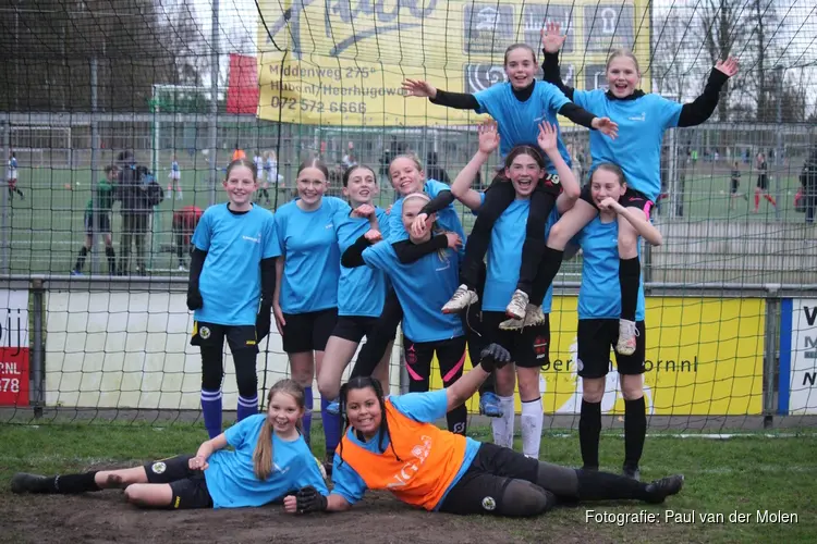 Uniek! Voetbalverenigingen Dijk en Waard werven samen nieuwe meiden