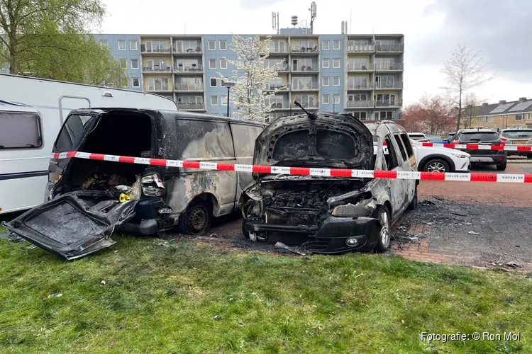 Bestelbus en personenauto door brand verwoest aan Hortensialaan