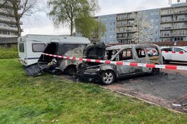 Bestelbus en personenauto door brand verwoest aan Hortensialaan