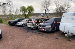Bestelbus en personenauto door brand verwoest aan Hortensialaan