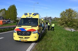Politieauto raakt van de weg na spoedmelding, twee agenten gewond