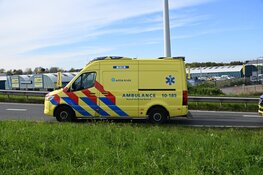 Politieauto raakt van de weg na spoedmelding, twee agenten gewond