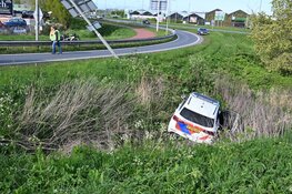 Politieauto raakt van de weg na spoedmelding, twee agenten gewond