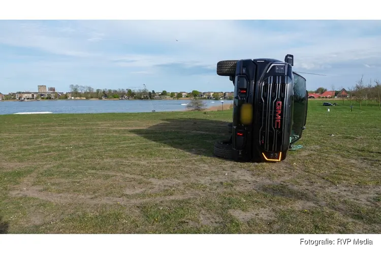 "Driften" op grasveld Strand van Luna gaat mis: auto eindigt op zijn kant