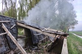 Verlaten schuurtje in Oudkarspel vat vlam, brandstichting niet uitgesloten