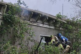 Verlaten schuurtje in Oudkarspel vat vlam, brandstichting niet uitgesloten