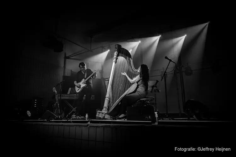 Lavinia Meijer brengt intiem zitconcert naar kleine zaal van Podium Victorie