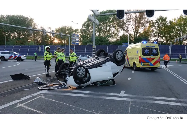 Auto slaat over de kop bij ongeval in Alkmaar