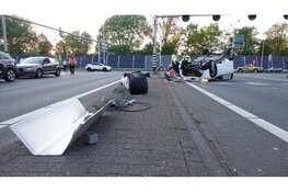 Auto slaat over de kop bij ongeval in Alkmaar