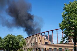 Felle brand met veel rook uitgebroken in schuur achter woning Heerhugowaard