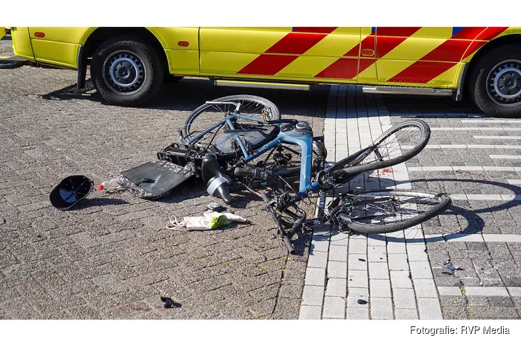 Fietsers ernstig gewond na aanrijding met auto, automobilist rijdt door