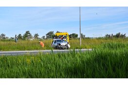 Vrachtwagen en auto botsen op N242, veel schade