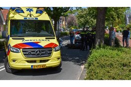 Scooterrijdster botst op stilstaande auto op Middenweg