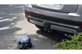 Scooterrijdster botst op stilstaande auto op Middenweg