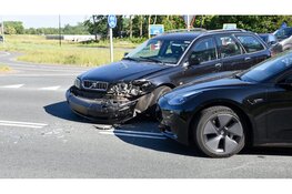 Veel schade na botsing tussen twee auto's in Heerhugowaard