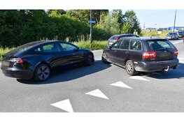 Veel schade na botsing tussen twee auto's in Heerhugowaard