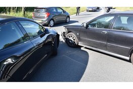 Veel schade na botsing tussen twee auto's in Heerhugowaard