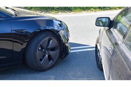 Veel schade na botsing tussen twee auto's in Heerhugowaard