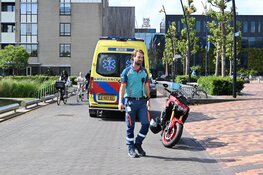 Scooterrijdster komt hard ten val na ongeval met fietser in Heerhugowaard