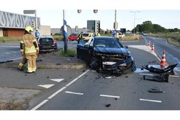 Gewonde en veel schade na aanrijding N242 bij Heerhugowaard, kruising afgesloten