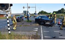 Gewonde en veel schade na aanrijding N242 bij Heerhugowaard, kruising afgesloten