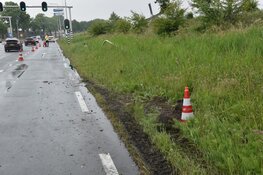 Vrachtwagen verliest aanhanger en ramt lantaarnpaal