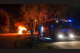 Auto vat vlam op Jan Glijnisweg en raakt totaal verwoest