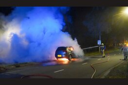 Auto vat vlam op Jan Glijnisweg en raakt totaal verwoest