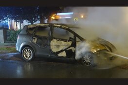 Auto vat vlam op Jan Glijnisweg en raakt totaal verwoest