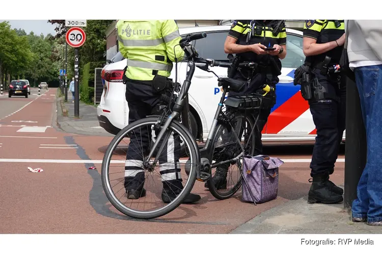 Fatbike botst met vrouw op fiets, vrouw naar het ziekenhuis