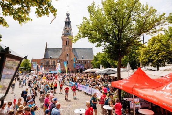 Ruim 4000 voldane 4daagse wandelaars finishen op een bruisend Waagplein