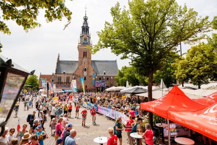 Ruim 4000 voldane 4daagse wandelaars finishen op een bruisend Waagplein