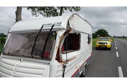 Caravan total loss na botsing met vrachtwagen op N241 bij Heerhugowaard