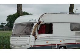 Caravan total loss na botsing met vrachtwagen op N241 bij Heerhugowaard