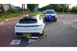 Twee voertuigen, waaronder peperdure Porsche, zwaar beschadigd na ongeval in Noord-Scharwoude