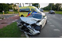 Twee voertuigen, waaronder peperdure Porsche, zwaar beschadigd na ongeval in Noord-Scharwoude