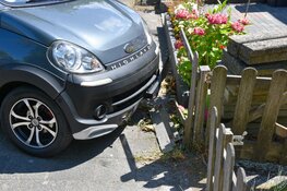 Inparkeren gaat mis, brommobiel eindigt in tuintje