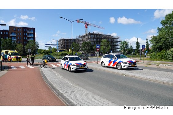 Fietsster lichtgewond na botsing met auto op rotonde Heerhugowaard
