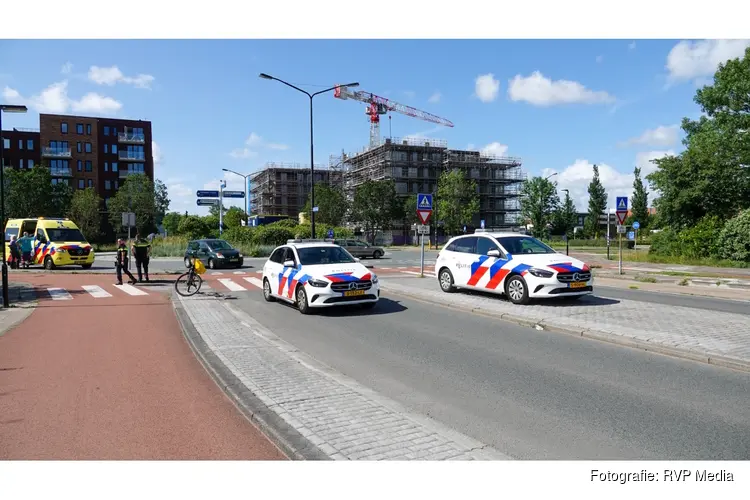 Fietsster lichtgewond na botsing met auto op rotonde Heerhugowaard