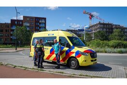 Fietsster lichtgewond na botsing met auto op rotonde Heerhugowaard